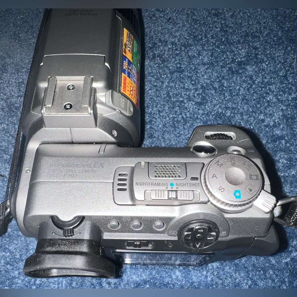 SONY Cyber Digital Camera 📸 with Case and Accessories Battery 🔋 and Charger 🔌 - Picture 4 of 6